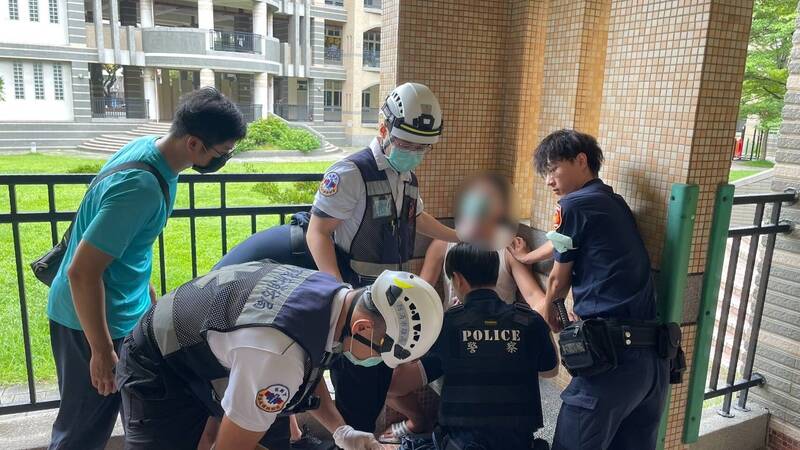 高雄警方追查窃案，嫌犯围捕过程意外受伤。（民众提供）