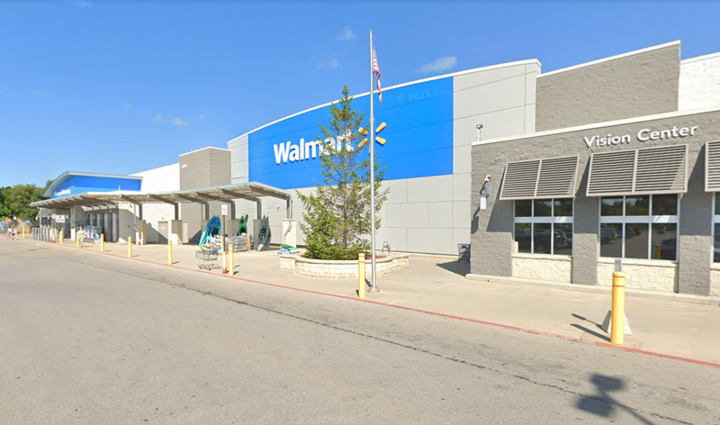 美國密西根州沃爾瑪發生隨機砍人案，至少造成11人受傷。圖為案發店面。（圖擷自Google街景）