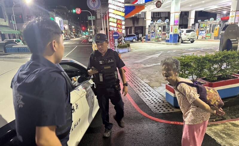 90岁阿嬷独自搭高铁自台北南下高雄寻根，她还步行10多公里寻找老家。（警方提供）