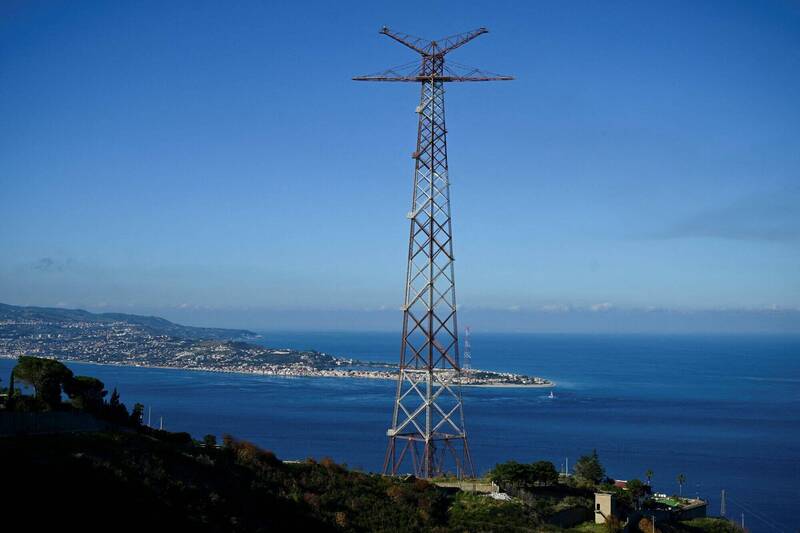 義大利即將在本土和西西里島之間興建一座跨海大橋，所需經費劃入國防開支，但批評者認為這只是徒增軍費的借口。（路透）