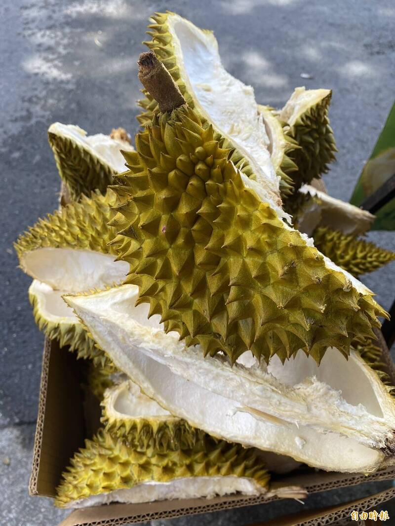 民眾誤以為有人吃榴槤，其實是垃圾堆內腐敗水果發出的臭味。（資料照）