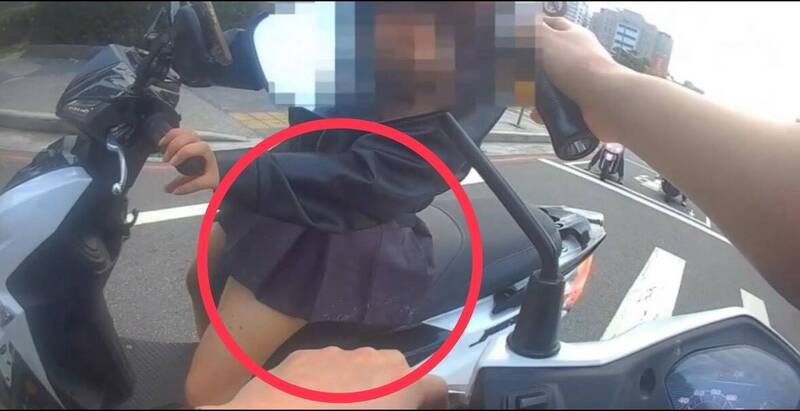 溫女短裙沾有嘔吐物痕迹，結果酒測值超標被送辦。（警方提供）