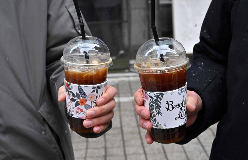 韩国庆熙大学牙科医院教授金贤贞（김현정）表示，冰美式不但具高酸性，还有利尿作用，过量饮用恐让口腔更干，助长细菌繁殖。示意图。（法新社）