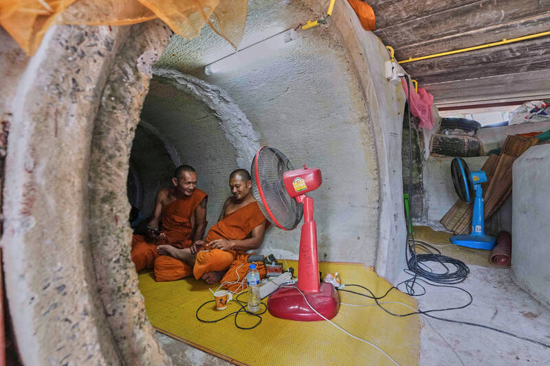 在过去几日的泰柬冲突中，泰国边境附近的佛寺僧侣坚持不撤离，以免当地人失去精神支柱。（美联社）