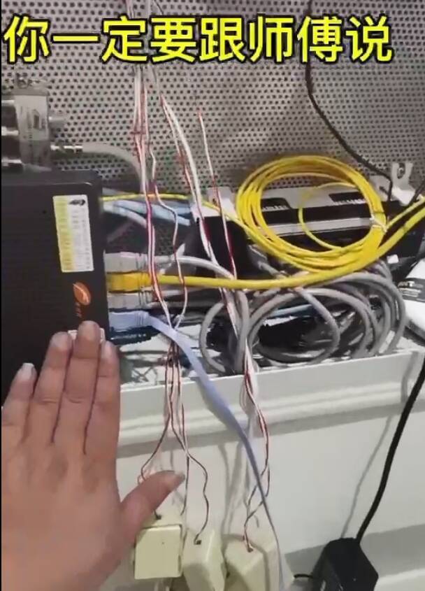 方仁盛拍摄教学影片，指导安装网路电话交换机。（记者陆运锋翻摄）