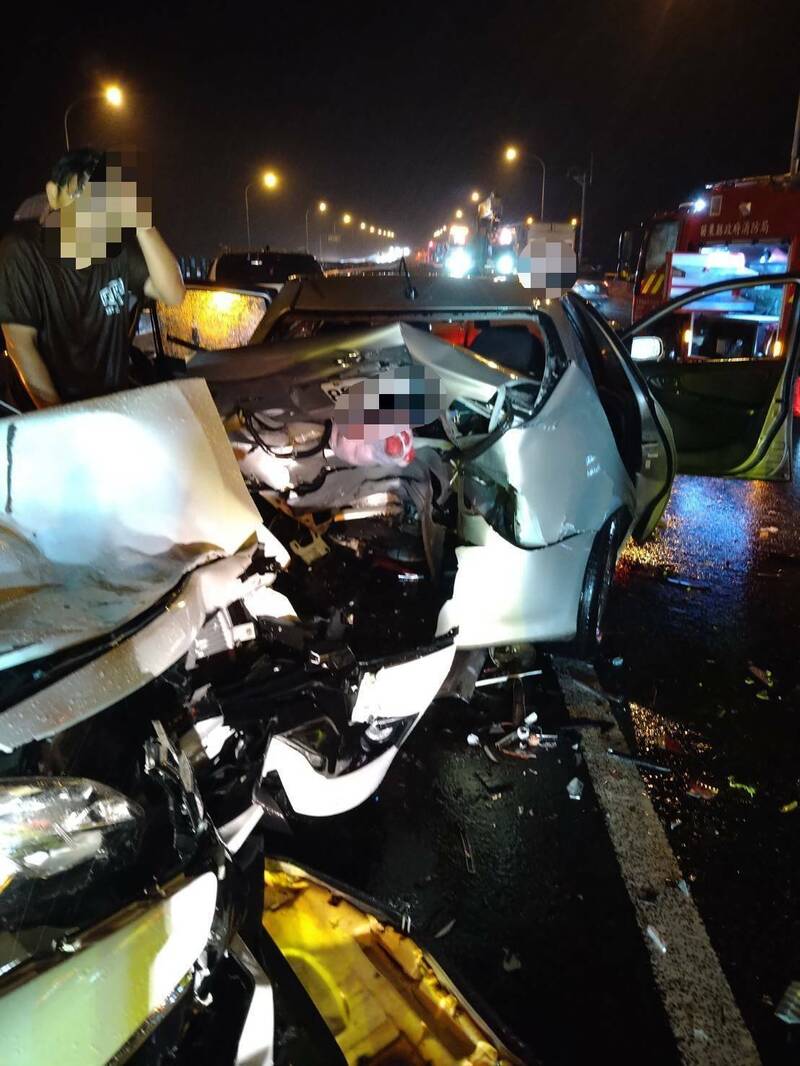 国道1号北上136公里9车连环撞,1车1死3伤。(民众提供) 国道1号北上136公里9车连环撞,1车1死3伤。(民众提供)