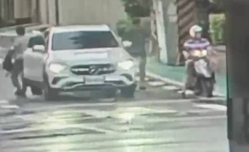 秦男疑似看見巡邏警方後，心虛與妻子下車交換座位。（記者陸運鋒翻攝）