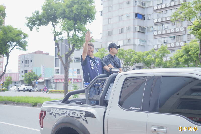 黄建宾挺过罢免，昨前往扫街感谢支持。（资料照）