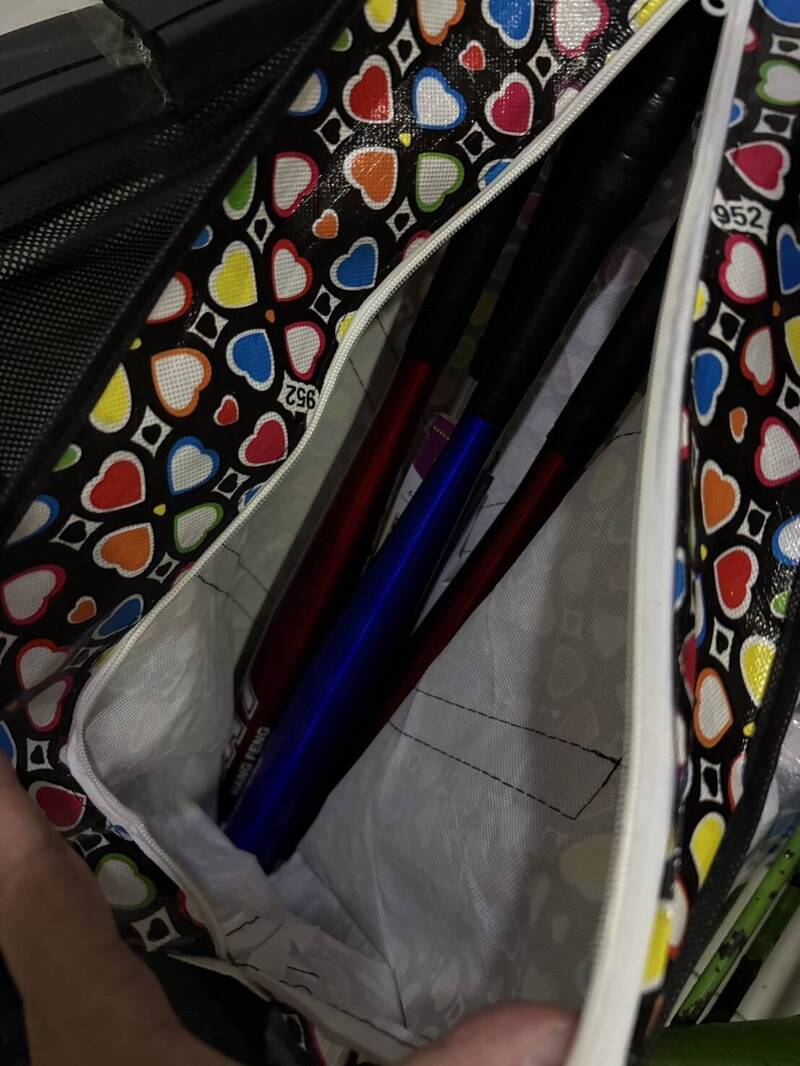 警方现场搜出刀械棍棒。（记者姚岳宏翻摄）