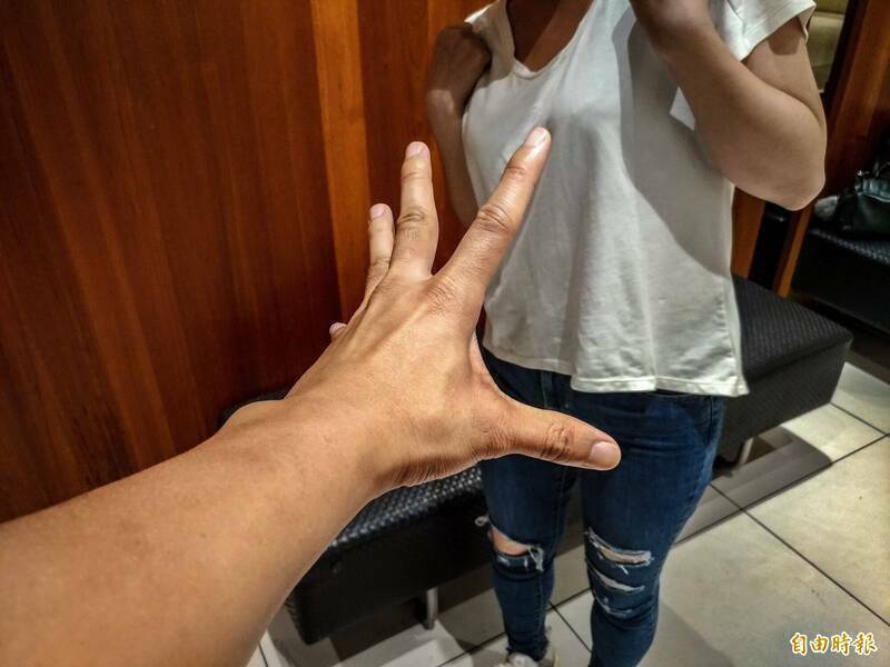 判决指，詹姓医师利用触诊机会，隔著衣物搓揉A女右侧胸部及乳头，两天后再度犯案。示意图。（资料照）