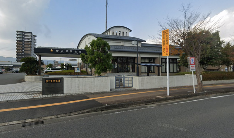 日本佐贺县伊万里市发生1死1伤强盗杀人案，凶嫌为24岁的越南人。伊万里警察署示意图。（图撷自Google街景）