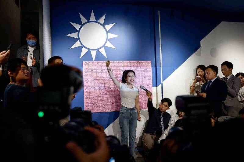 國民黨立委徐巧芯在黨部慶祝，象徵親中在野黨成功擋下了這波公民團體的反撲。（路透）