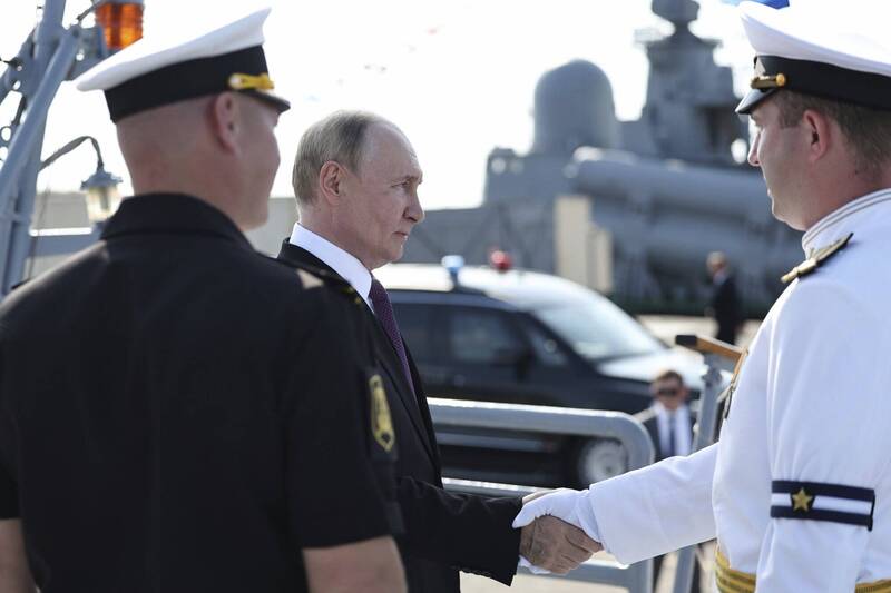 俄羅斯總統普廷於27日海軍節前往聖彼得堡視察，烏克蘭出動無人機襲擊當地。（美聯社）