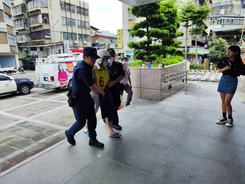 警方今天下午將胡男送辦。（記者王冠仁翻攝）
