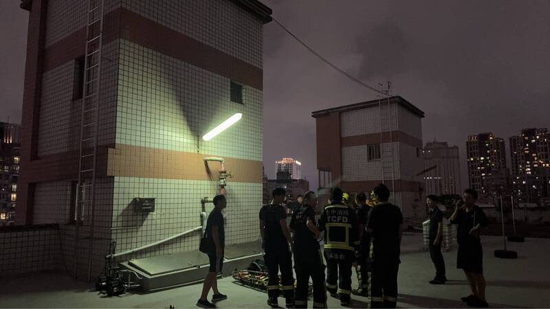 中市驚傳有老翁在社區水塔輕生，陳屍水塔12小時，警方獲報趕到頂樓水塔採證。（民眾提供）