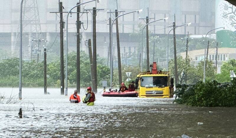 台電工程車淹水受困，救援人員前往救出5名員工。（嘉義縣消防局提供）