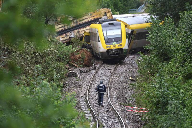 德国西南部1列区域列车在林地出轨，至少造成3人丧生。（法新社）