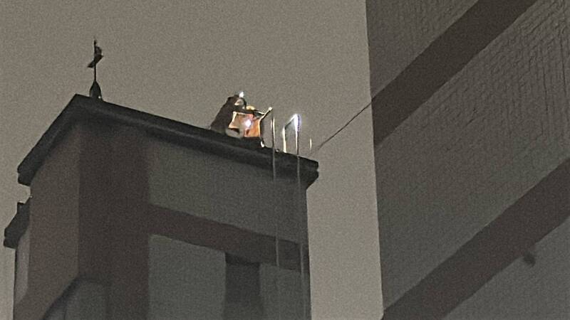 警消在水塔内发现死者,以吊挂方式拉起。(民众提供) 警消在水塔内发现死者,以吊挂方式拉起。(民众提供)