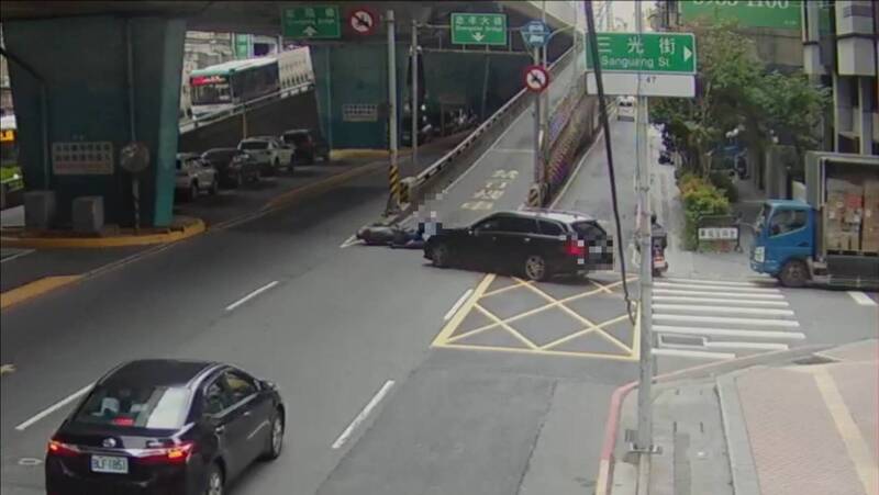 王翁驾驶宾士右转疑似未注意左方来车，直行骑士闪避不及撞上。（记者徐圣伦翻摄）