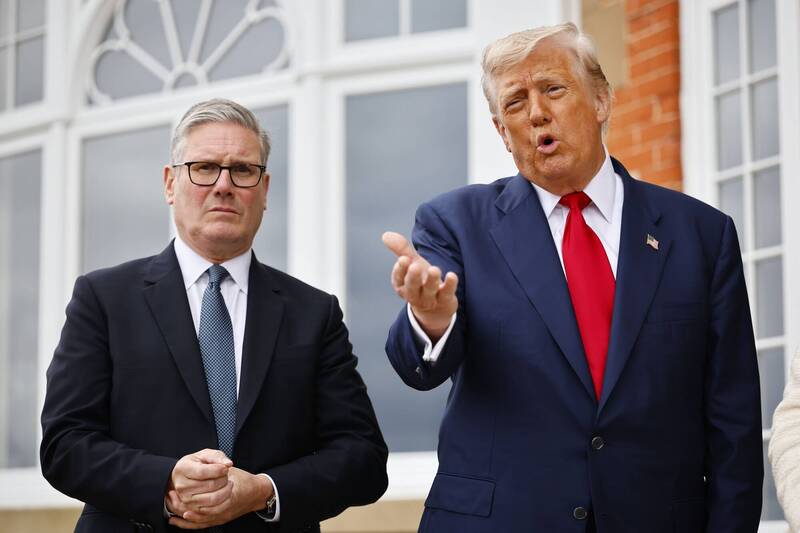 美國總統川普（右）對俄國下達了新的通牒，要求俄國在10到12天之內與烏克蘭議和。（彭博）