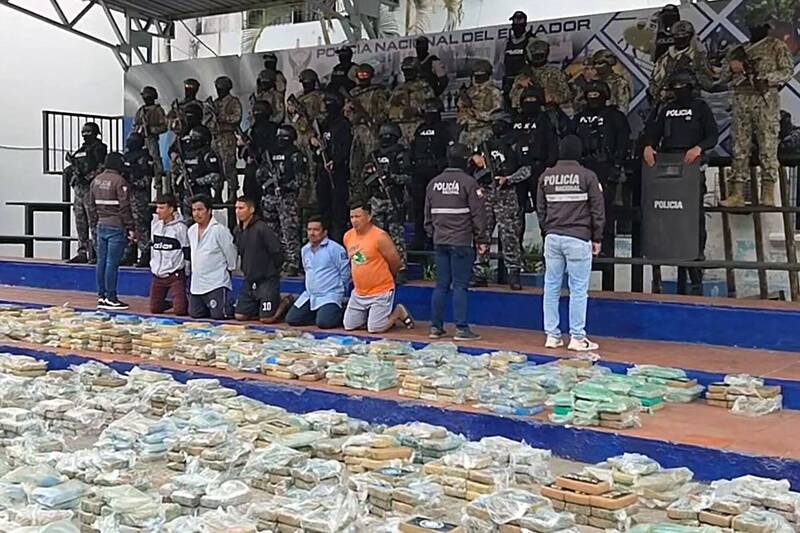 厄瓜多沿海地區27日發生2起武裝攻擊，販毒集團正在爭取沿海地區控制權。圖為厄瓜多警方繳獲毒品。（法新社）