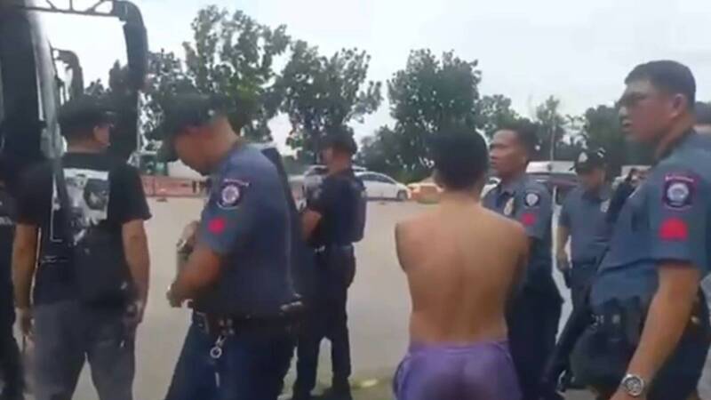 翻摄自菲律宾八打雁省警方公布的影片,显示当局于28日下午在高速公路上,成功拦截一辆巴士并逮捕了5名当天稍早越狱的囚犯。(图:菲律宾八打雁省警察局) 翻摄自菲律宾八打雁省警方公布的影片,显示当局于28日下午在高速公路上,成功拦截一辆巴士并逮捕了5名当天稍早越狱的囚犯。(图:菲律宾八打雁省警察局)