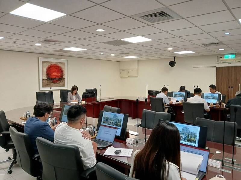 高檢署邀集經濟部及統一、全家、萊爾富、OK四大超商業者召開提升查緝電信詐欺集團效能會議。（高檢署提供）