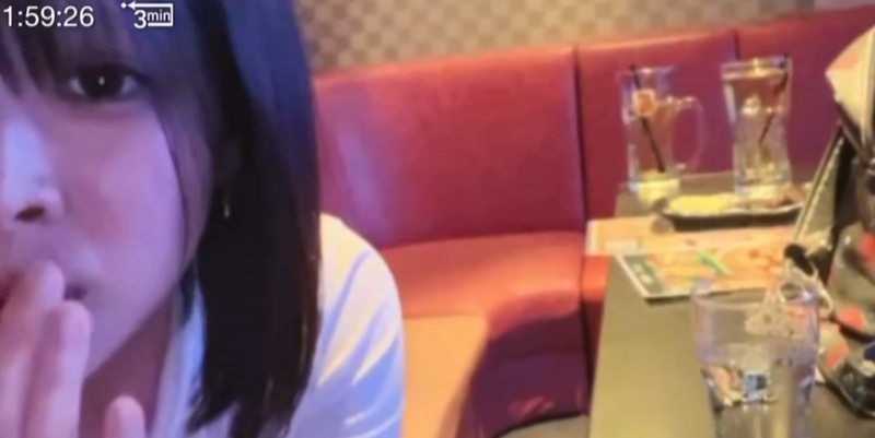 日本大阪女子在KTV的玻璃杯内小便。图为当天直播过程。(图撷自@Toku__hei55「X」帐号) 日本大阪女子在KTV的玻璃杯内小便。图为当天直播过程。(图撷自@Toku__hei55「X」帐号)