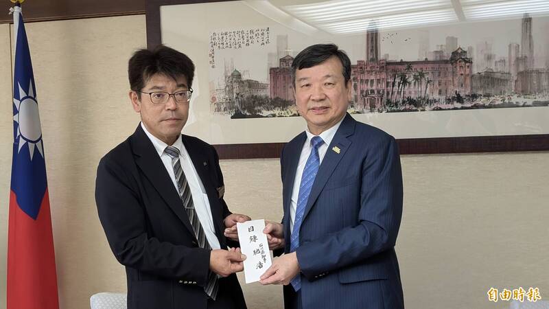 石川县东京事务所所长堀田誉（左）29日拜会驻日代表李逸洋，并转交风灾慰问金。（记者林翠仪摄）
