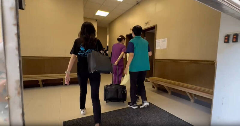 法醫、檢察官準備對新莊箱屍進行相驗。(記者徐聖倫翻攝) 法醫、檢察官準備對新莊箱屍進行相驗。(記者徐聖倫翻攝)