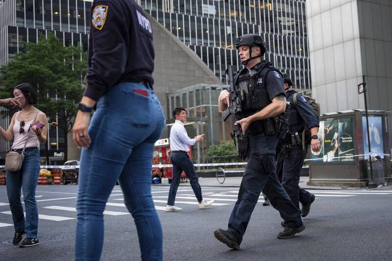 美国纽约曼哈顿大楼惊传歹徒持步枪开火,造成包括1名警察在内的4人死亡。(美联社) 美国纽约曼哈顿大楼惊传歹徒持步枪开火,造成包括1名警察在内的4人死亡。(美联社)