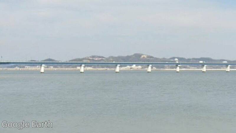 日本冈山县仓敷市发生1起坠海事件，1名27岁男子凌晨外出到桥上散步，期间他为了捡掉落的手机，不慎失足落海，并随波漂流至濑户内海。（图撷取自@livedoornews 社群平台「X」）