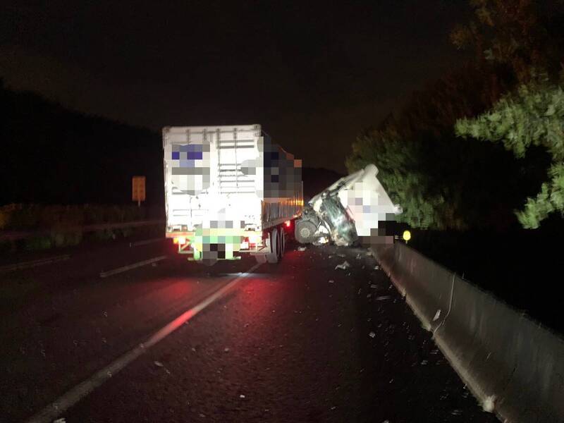 國道一號苗栗頭屋北向路段，今（29）日凌晨4點多發生聯結車追撞聯結車車禍，造成2人受傷送醫。（圖由警方提供）