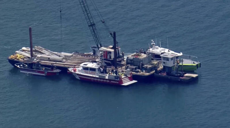 1艘驳船与1艘载有夏令营游客的小型帆船在迈阿密海滩附近相撞，造成2名儿童死亡。图为涉事驳船。（美联社）