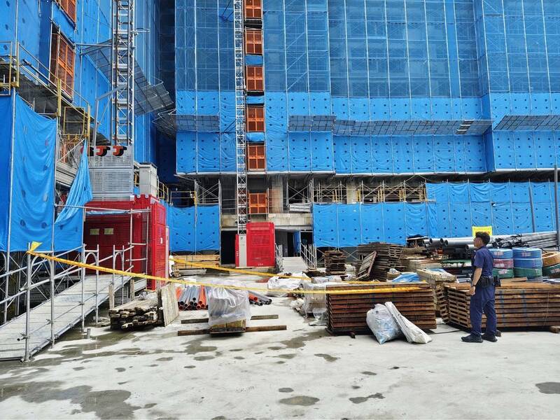 工地墜樓地點被圍起封鎖線。（記者徐聖倫翻攝）