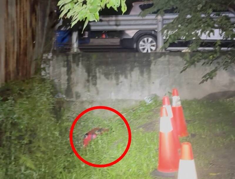 紅色行李箱疑似被移過位置。（記者徐聖倫翻攝）