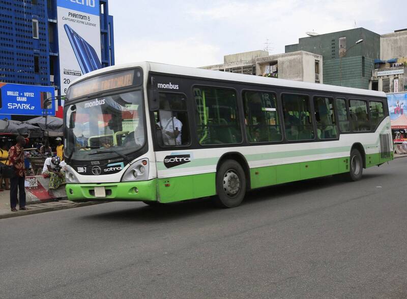 象牙海岸巴士和砂石车相撞，造成16人死亡、51人受伤。（欧新社）