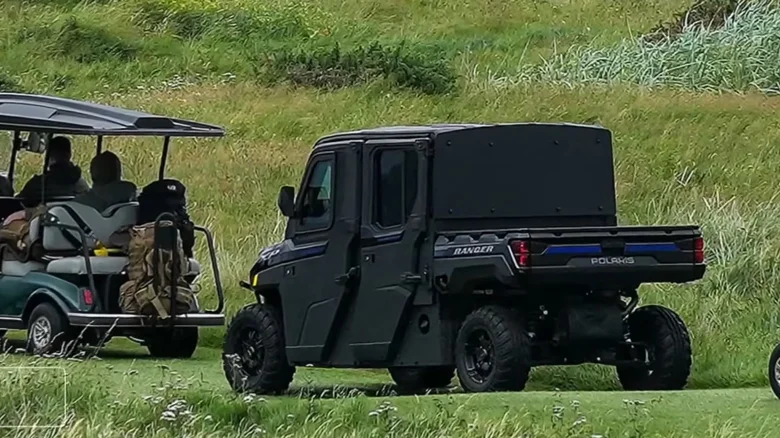 美国特勤局近日推出一款专为保护川普总统在户外打球设计的装甲车,并命名为「高尔夫一号」(Golf Force One)。(YouTube影片撷图) 美国特勤局近日推出一款专为保护川普总统在户外打球设计的装甲车,并命名为「高尔夫一号」(Golf Force One)。(YouTube影片撷图)