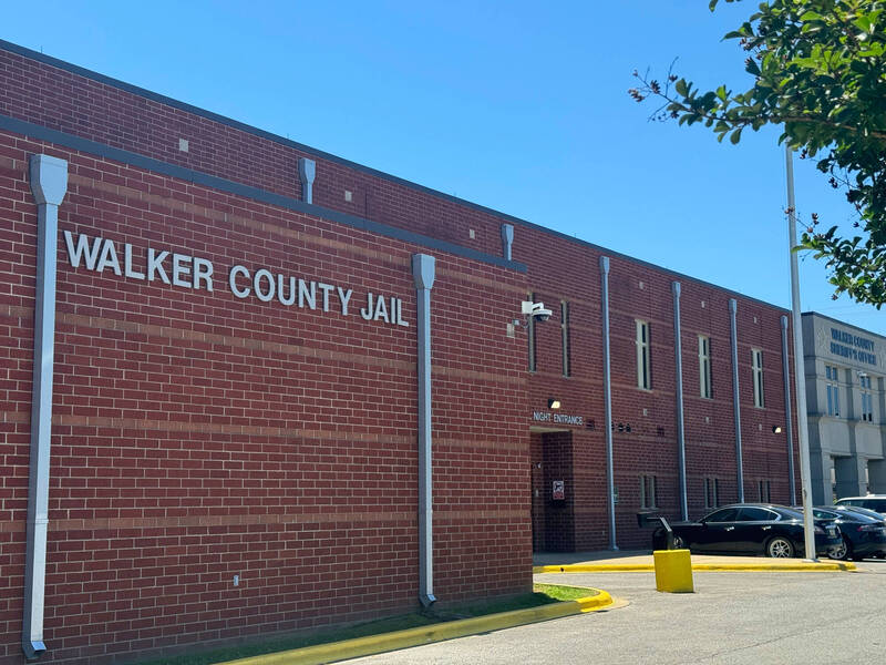 美国阿拉巴马州一家监狱6名员工，因涉及精神病患者米切尔死亡事件而被指控。（美联社）