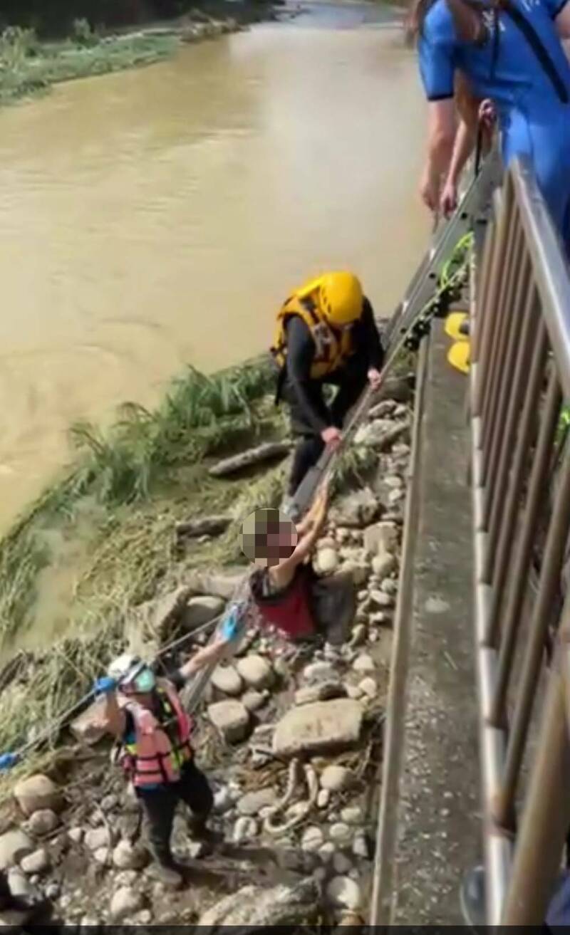女子受困溪中沙洲,消防人员利用船艇、绳索救起。(民众提供) 女子受困溪中沙洲,消防人员利用船艇、绳索救起。(民众提供)