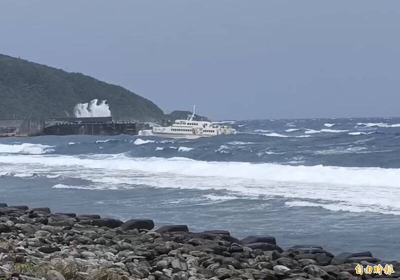 圖為綠島離島碼頭邊激起巨浪。（民眾提供）