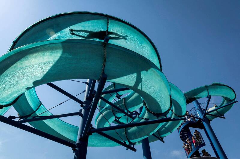 一名21个月大的德国女婴，在玩滑水道的过程中不慎从父亲怀中滑落惨喷飞，头部重创不治身亡；示意图。（路透）