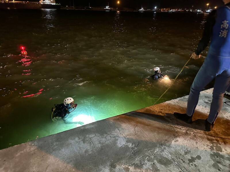 消防隊潛水搜尋。（讀者提供）