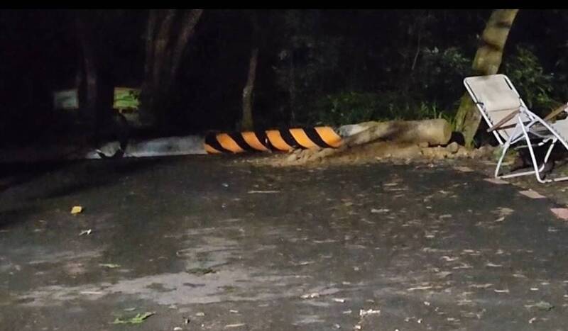 藤山步道电杆倒塌，砸中一名登山客。（民众提供）