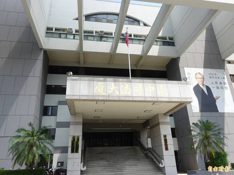 台中地方法院依洗錢罪判處楊姓職業軍人6月徒刑,併科罰金3萬元,但諭知緩刑2年,給楊男自新機會。(記者張瑞楨攝) 台中地方法院依洗錢罪判處楊姓職業軍人6月徒刑,併科罰金3萬元,但諭知緩刑2年,給楊男自新機會。(記者張瑞楨攝)