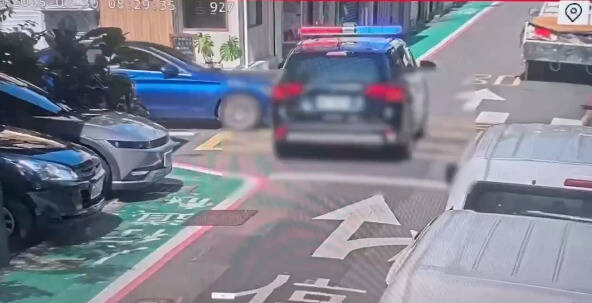 保大警車與民眾轎車發生擦撞。（記者鄭景議翻攝）