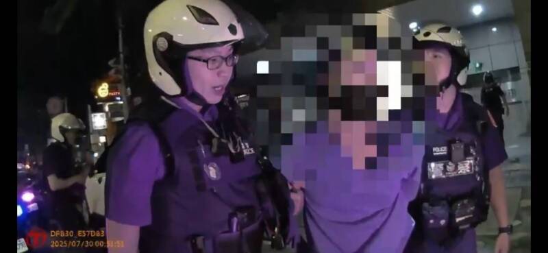 卢姓男子今天凌晨骑车时违规使用手机被巡逻警员拦下，发现他趁隙将身上毒品丢弃路面，警讯后，将他依违反毒品危害防制条例送办。（记者林嘉东翻摄）