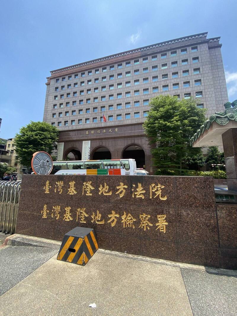 姚姓女子缺錢美白牙齒,夥同基隆林姓夫妻經營的機車行,佯稱購買機車向貸款公司詐貸15萬元。基隆地檢署將姚等3人依詐欺罪嫌起訴。(記者林嘉東攝) 姚姓女子缺錢美白牙齒,夥同基隆林姓夫妻經營的機車行,佯稱購買機車向貸款公司詐貸15萬元。基隆地檢署將姚等3人依詐欺罪嫌起訴。(記者林嘉東攝)