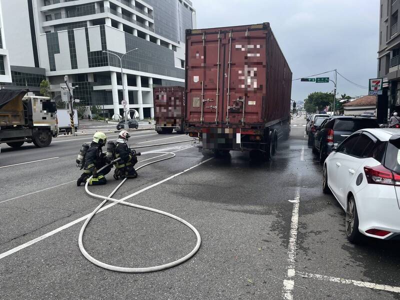 中市沙鹿消防分隊派員澆灌貨櫃車濃煙。（警方提供）