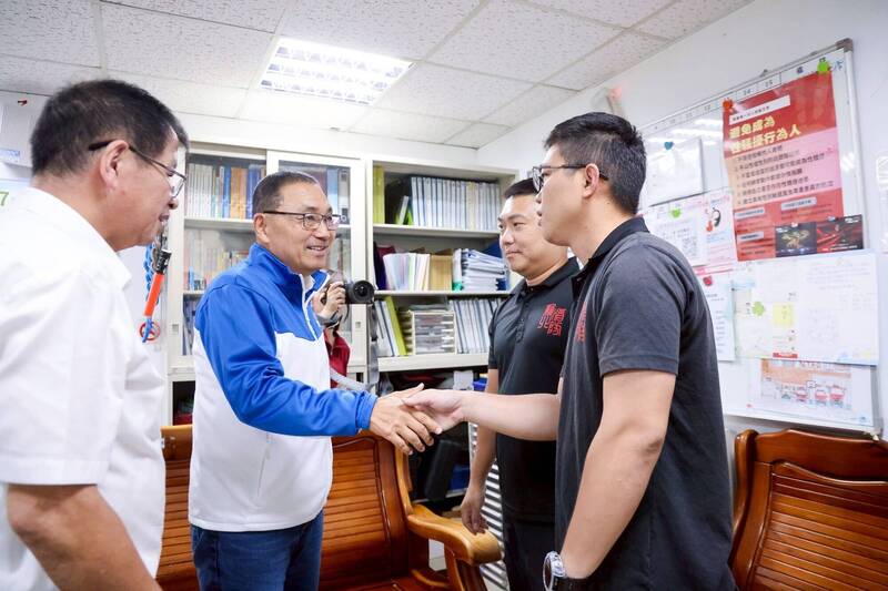 新北市長侯友宜昨前往消防局第4救災救護大隊直潭分隊,慰問新店水域救援案中受傷的2名消防人員。(圖由新北市政府提供) 新北市長侯友宜昨前往消防局第4救災救護大隊直潭分隊,慰問新店水域救援案中受傷的2名消防人員。(圖由新北市政府提供)